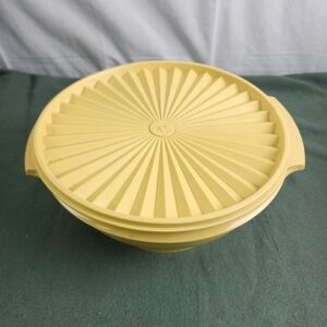 Vintage Tupperware Salad Serving Bowl w/Lid ~ 10" Dia. x 5" Tall ~ Harvest Gold